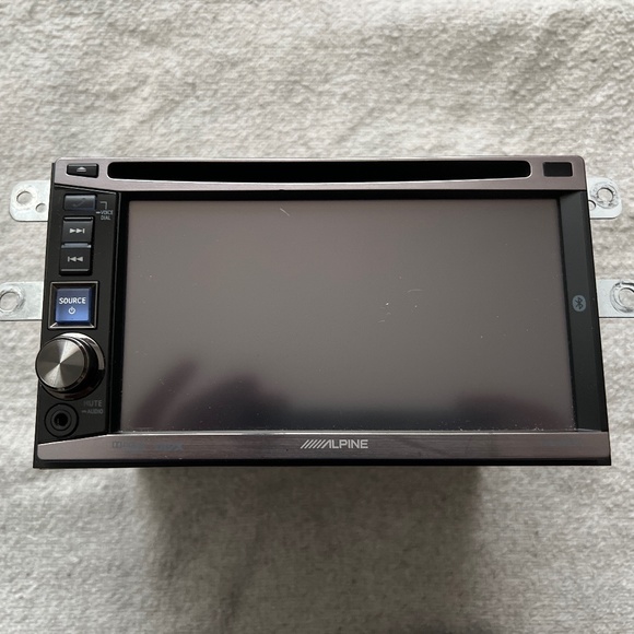 Alpine Double DIN Head Unit - Picture 1 of 5